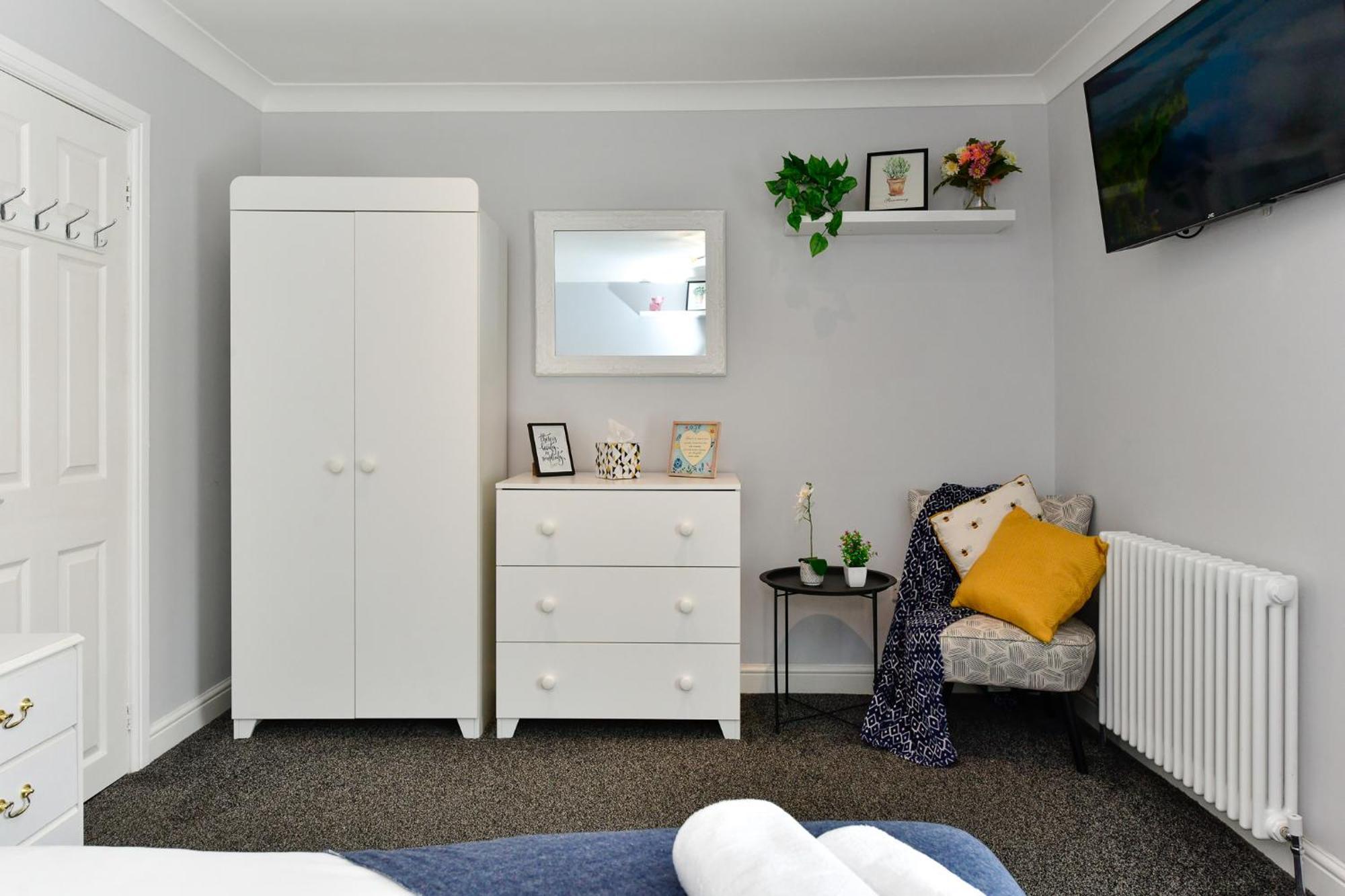 Free Parking - Heart Of The City - Superb Townhouse & Garden - Peaceful Area But Only 5Min Walk To Beach, Shops, Bars, Arena, Marina, Parks Суонзи Екстериор снимка