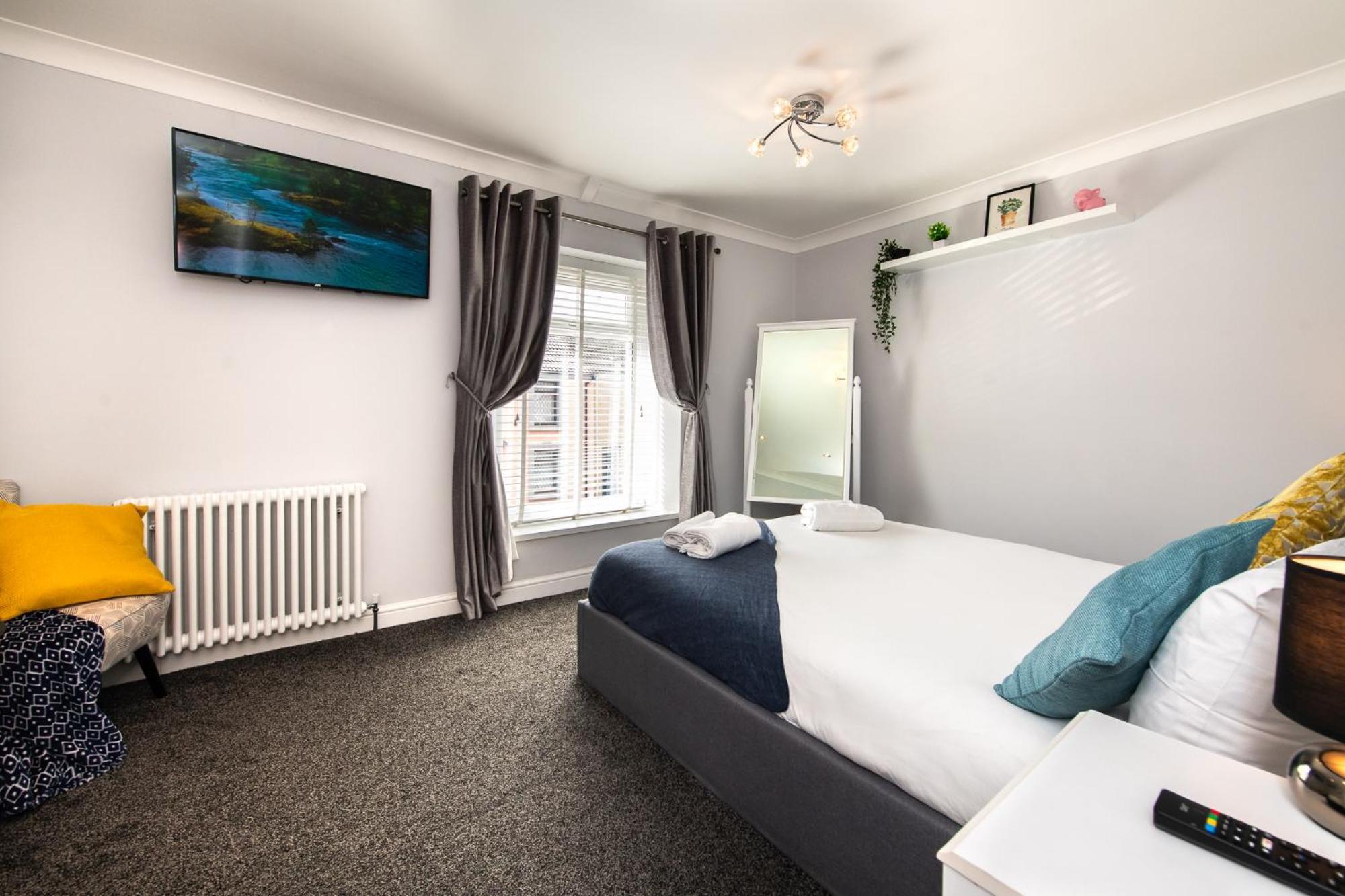 Free Parking - Heart Of The City - Superb Townhouse & Garden - Peaceful Area But Only 5Min Walk To Beach, Shops, Bars, Arena, Marina, Parks Суонзи Екстериор снимка