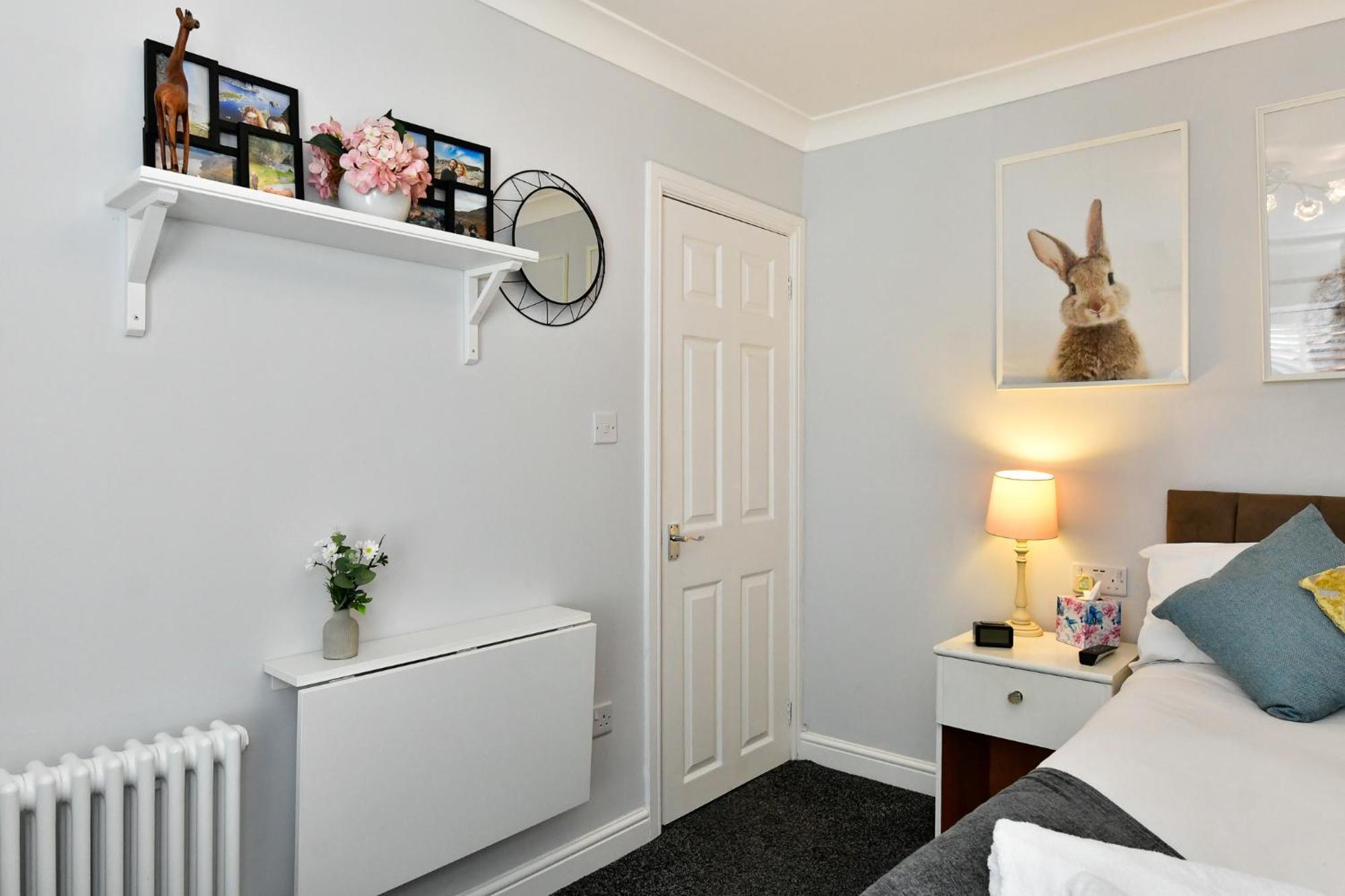 Free Parking - Heart Of The City - Superb Townhouse & Garden - Peaceful Area But Only 5Min Walk To Beach, Shops, Bars, Arena, Marina, Parks Суонзи Екстериор снимка