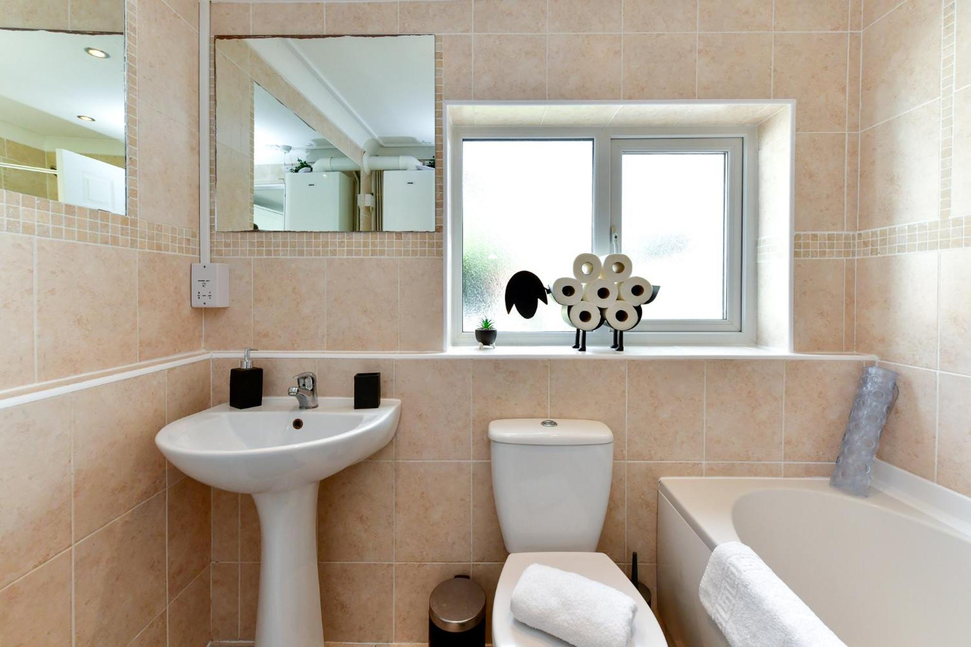 Free Parking - Heart Of The City - Superb Townhouse & Garden - Peaceful Area But Only 5Min Walk To Beach, Shops, Bars, Arena, Marina, Parks Суонзи Екстериор снимка