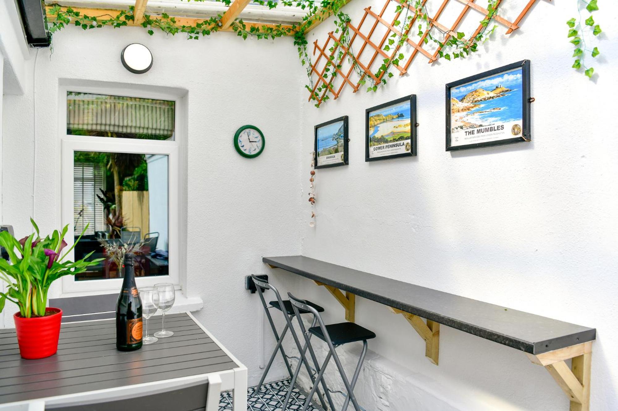 Free Parking - Heart Of The City - Superb Townhouse & Garden - Peaceful Area But Only 5Min Walk To Beach, Shops, Bars, Arena, Marina, Parks Суонзи Екстериор снимка