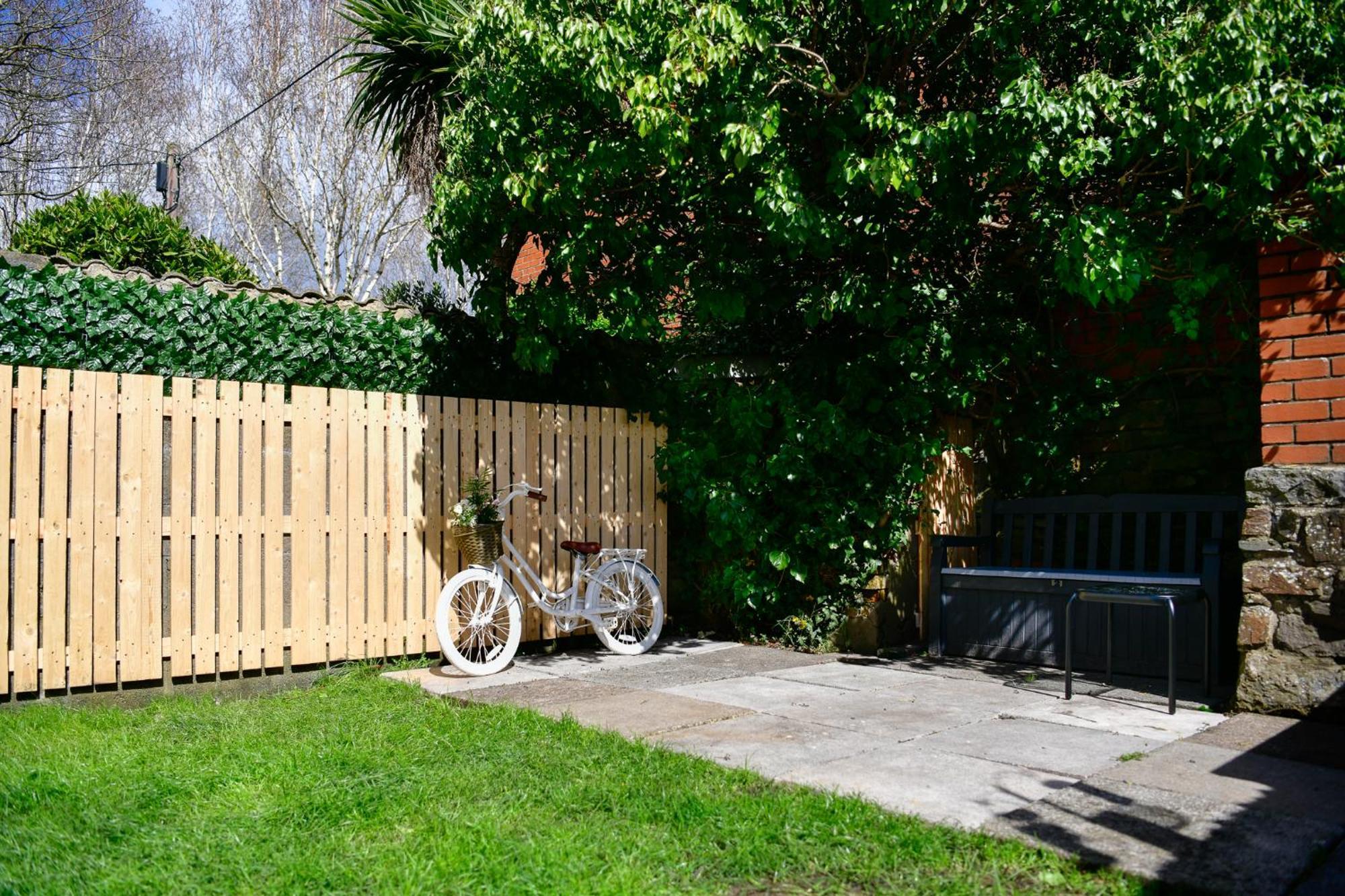 Free Parking - Heart Of The City - Superb Townhouse & Garden - Peaceful Area But Only 5Min Walk To Beach, Shops, Bars, Arena, Marina, Parks Суонзи Екстериор снимка